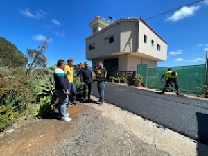 La Villa de Moya procede al asfaltado del Camino de San Fernando, la calle Cervantes y varias calles del barrio de Carretería