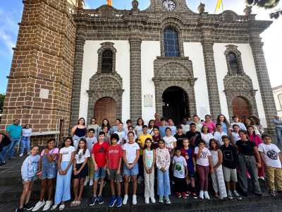 Las niñas y niños verseadores afinan las décimas que se escucharán en la 73º Romería-Ofrenda del Pino