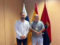 El alcalde de Telde recibe a Adolfo Santana tras conquistar el oro en el Campeonato Insular de Precisión de Aire