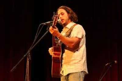 El cantautor Jesús Garriga pone banda sonora al inicio del verano
