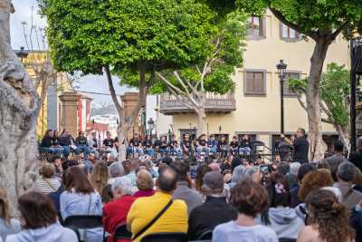 La Escuela Municipal de Música de Gáldar llena la Plaza de Santiago en su concierto de fin de curso