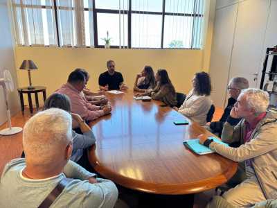 El alcalde se reúne durante casi tres horas con la Plataforma Ciudadana por un Litoral Limpio para avanzar en la investigación de los peces muertos