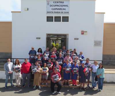 Entrega de nuevos uniformes al Centro Ocupacional Comarcal Santa María de Guía para la próxima temporada