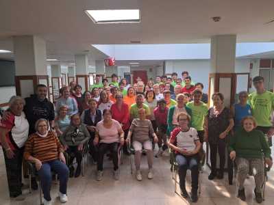 Servicios Sociales impulsa una jornada intergeneracional en el Centro de Mayores para fomentar el envejecimiento activo