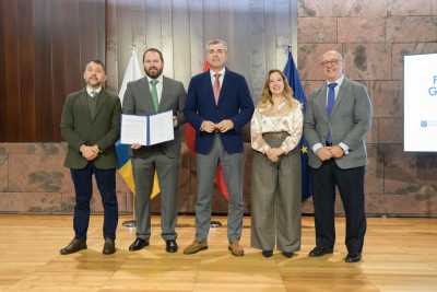El Gobierno firma un protocolo para crear un centro de formación industrial y naval en el puerto de Santa Cruz