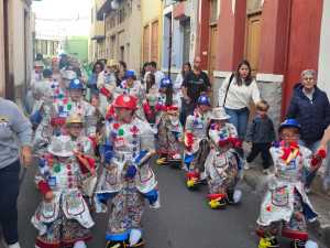 El silencio hace ruido a favor de la inclusión en una II Cabalgata Accesible del Carnaval de Telde que inundó San Gregorio de pompas de jabón