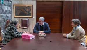 Clavijo recibe la felicitación navideña de la Asociación de Mujeres con Cáncer de Mama de Tenerife (ÁMATE)