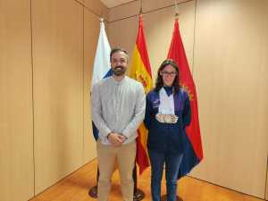 El alcalde de Telde traslada el orgullo de la ciudad a la nadadora Laura Pérez