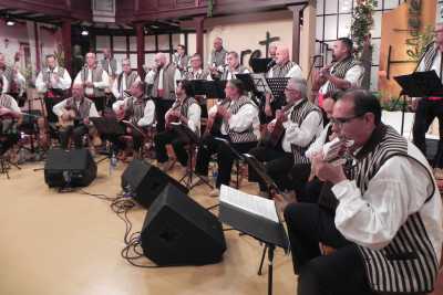 Los vientos del sureste de Gran Canaria nos traen un Tenderete con Los Cochineros y las voces de Mari Carmen Encinoso y Paula Gómez