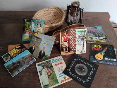 Daniel Morales expone en La Graciosa más de ochenta discos antiguos e históricos de la música folclórica de Canarias