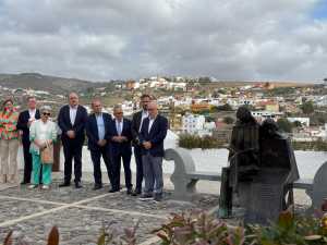 Numerosos visitantes disfrutan de la inaugurada escultura en honor a Saulo Torón e Isabel Macario en San Francisco