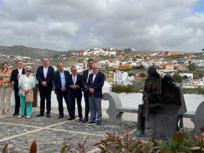 Numerosos visitantes disfrutan de la inaugurada escultura en honor a Saulo Torón e Isabel Macario en San Francisco