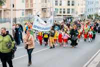 Cerca de un millar de escolares llenan de color, alegría y creatividad la Gran Cabalgata Infantil del Carnaval de Guía