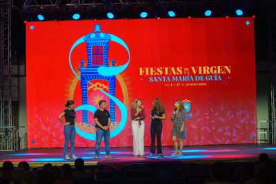 La Fiesta de la Impro, con Jennifer Artiles, Romina Vives y Efraín Martín y la complicidad del público, llenó de carcajadas la Plaza Grande de Guía