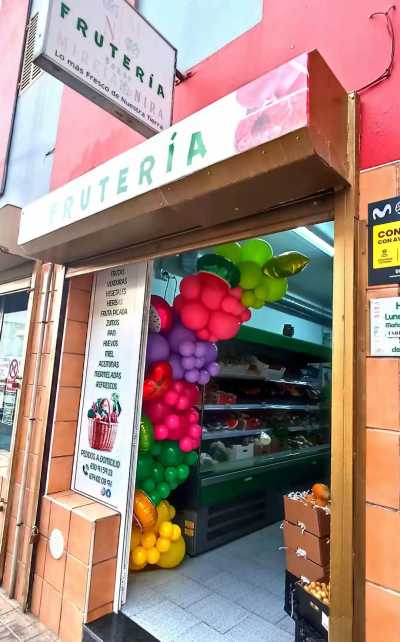 Telde pone en valor la trayectoria de la frutería Mireia y Nira en la celebración de su cuarto aniversario