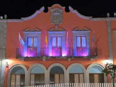El Ayuntamiento de Guía  iluminó sus Casas Consistoriales con luces rosas para conmemorar el día de la lucha contra el cáncer de mama