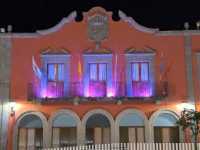 El Ayuntamiento de Guía  iluminó sus Casas Consistoriales con luces rosas para conmemorar el día de la lucha contra el cáncer de mama