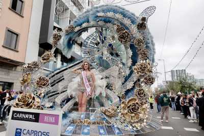 La Gran Cabalgata de «Las Vegas» congrega a 140.000 mascaritas