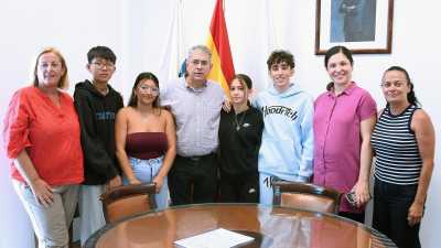 Jóvenes del IES Támara idean reservas urbanas para las abejas polinizadoras