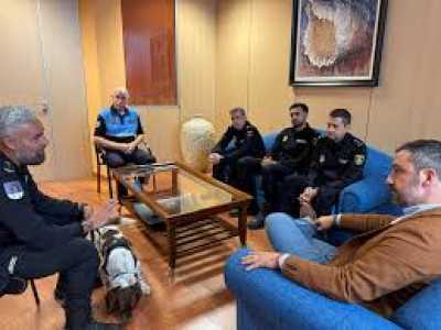 Rony, el héroe canino de la Policía Nacional, visita el Ayuntamiento junto a su guía, el teldense Miguel Ángel Díaz