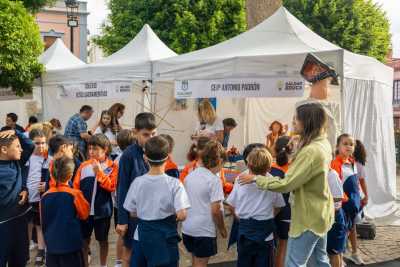 Gáldar disfruta de una gran jornada de Escuela Abierta en la Plaza de Santiago con todos los centros escolares del municipio