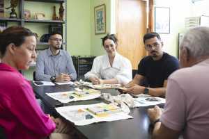 Guacimara Medina hace entrega de material técnico al Aula de Cine y el Aula Etnográfica del IES La Aldea