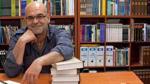‘Las islas negras’: el poderío narrativo de Alexis Ravelo se asoma a la Biblioteca Insula