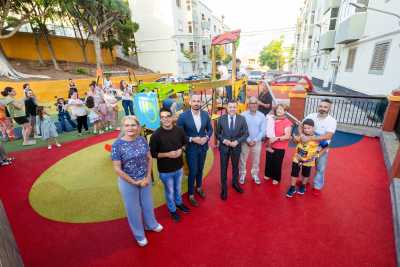 El Ayuntamiento inaugura la renovación del parque infantil de la Plaza de La Montaña