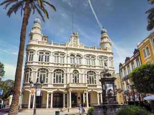 Una ruta guiada artístico literaria descubre a la ciudadanía la huella modernista de la calle Triana