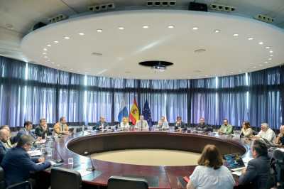 Manuel Domínguez resalta el auge de la industria que crece más que la media nacional y acelera su transformación