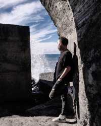 El cantautor Ari Jiménez trae de nuevo su arte y su guitarra al ciclo ‘Patios Encantados’, en la Casa-Museo León y Castillo de Telde