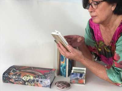 La artista Paqui Martín imparte en la Biblioteca Insular un taller para convertir libros en obras de arte