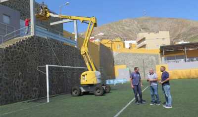 El alcalde de Guía, Alfredo Gonçalves Ferreira, visita las obras de mejora del campo de fútbol de La Atalaya y destaca el valor del deporte para todas las edades
