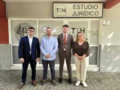 El alcalde de Telde da la bienvenida al estudio jurídico TTH, abierto recientemente en Los Llanos