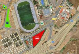 El aparcamiento del tanatorio municipal se reubica desde el miércoles debido a las obras de instalación de una marquesina fotovoltaica