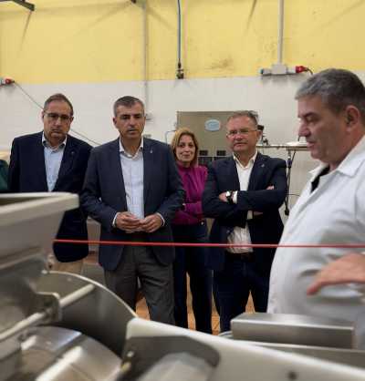 Manuel Domínguez muestra su apoyo al sector sidrero durante su visita a Valleseco