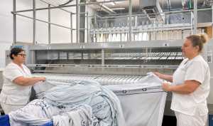 El Hospital General de Fuerteventura moderniza su servicio de Lavandería con la incorporación de un nuevo tren de planchado