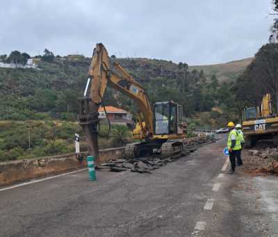 La obra para reconstruir los muros de la subida a Hoya de Pineda avanza y obliga al cierre definitivo al tráfico de la GC-220 a la altura de Los Silos a partir de este lunes 16 de junio