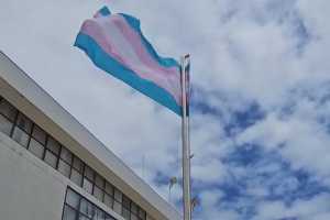 Telde ondea con orgullo la bandera trans en el Día Internacional de la Visibilidad Tran