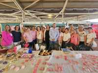 Los lazos rosas inundan el Mercado Municipal por la lucha contra el cáncer de mama