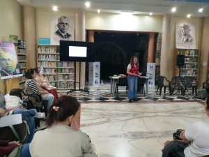 La Biblioteca Montiano Placeres acoge el segundo taller del programa ‘Educar en Familia 2025’