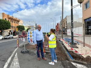 El alcalde visita la Avenida Carlos V ante el inicio de las obras de repavimentación