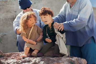 ‘Titereando’ invita a las familias a descubrir la historia de Cueva Pintada a través de los títeres