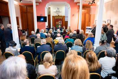 El mundo de las letras y del arte dan la bienvenida al libro ‘Referentes de la Literatura Canaria’