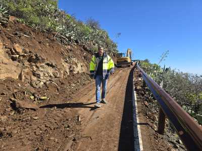 Vías y Obras inicia los trabajos de emergencia por los desprendimientos en la carretera de El Moreno, en Cazadores