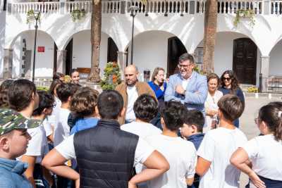 El Mes de Canarias acerca el legado musical a niños y jóvenes con los conciertos didácticos de Los Sabandeños