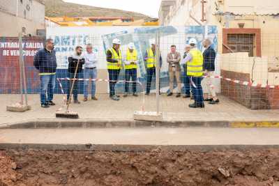 Gáldar avanza en la recuperación de la playa de Martorell con el 50% de la tubería instalada para desviar aguas a la depuradora de Bocabarranco