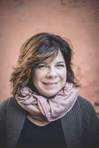 Lara López reúne más de dos décadas de escritura fragmentaria y elusiva en su nuevo poemario ‘Retrogradaciones’