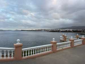 La Concejalía de Playas renueva el balizamiento del canal a nado de la costa de Telde