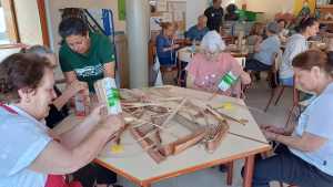Los mayores de Guía redescubren los usos de la platanera para la cestería de ristra y cordelería